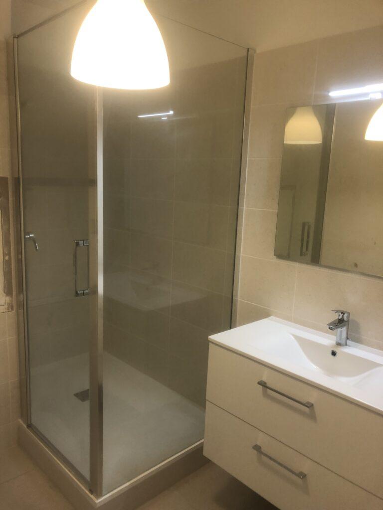 Réfection d’une nouvelle salle de bain : remplacement d’une baignoire par une douche.